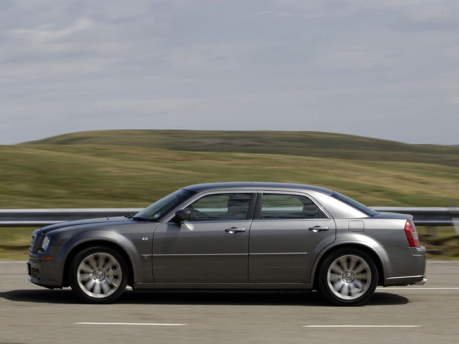  Chrysler 300C SRT8 2004 года  (UK) (фото 2 из 14)